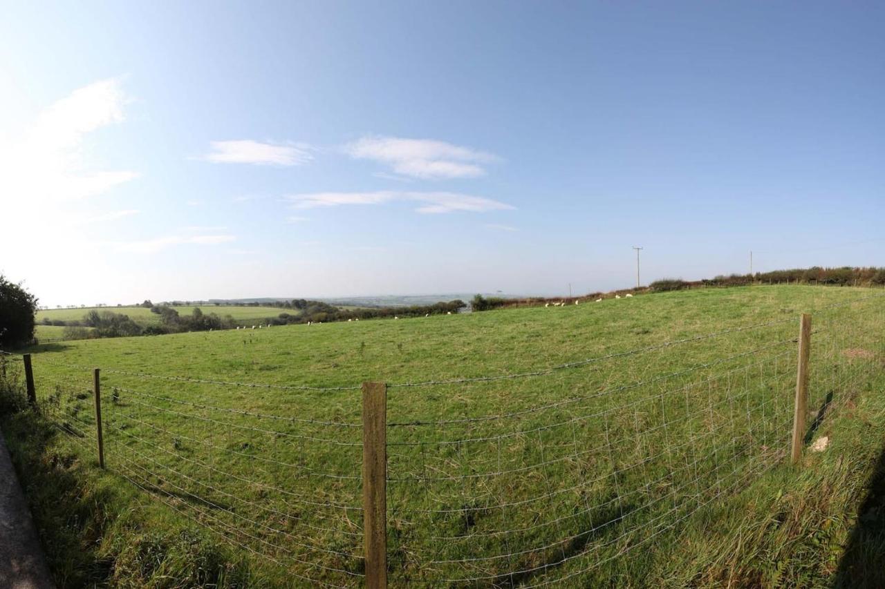 Inviting 2-Bed Cottage In Newcastle Emlyn Esterno foto