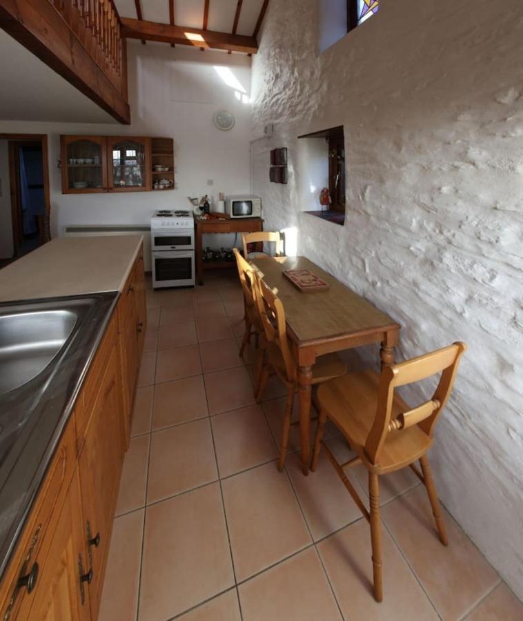 Inviting 2-Bed Cottage In Newcastle Emlyn Esterno foto