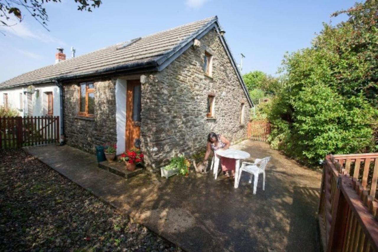 Inviting 2-Bed Cottage In Newcastle Emlyn Esterno foto